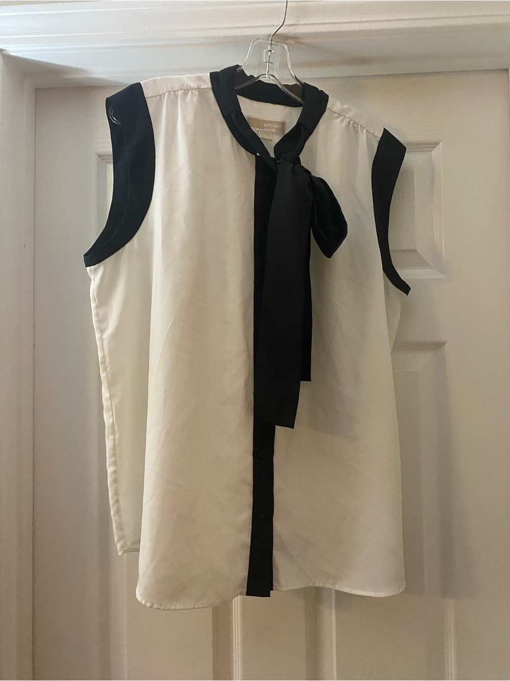 Michael. Michael Kors. Sleeveless Bow-Tie Contrast Blouse - Black & White. XL